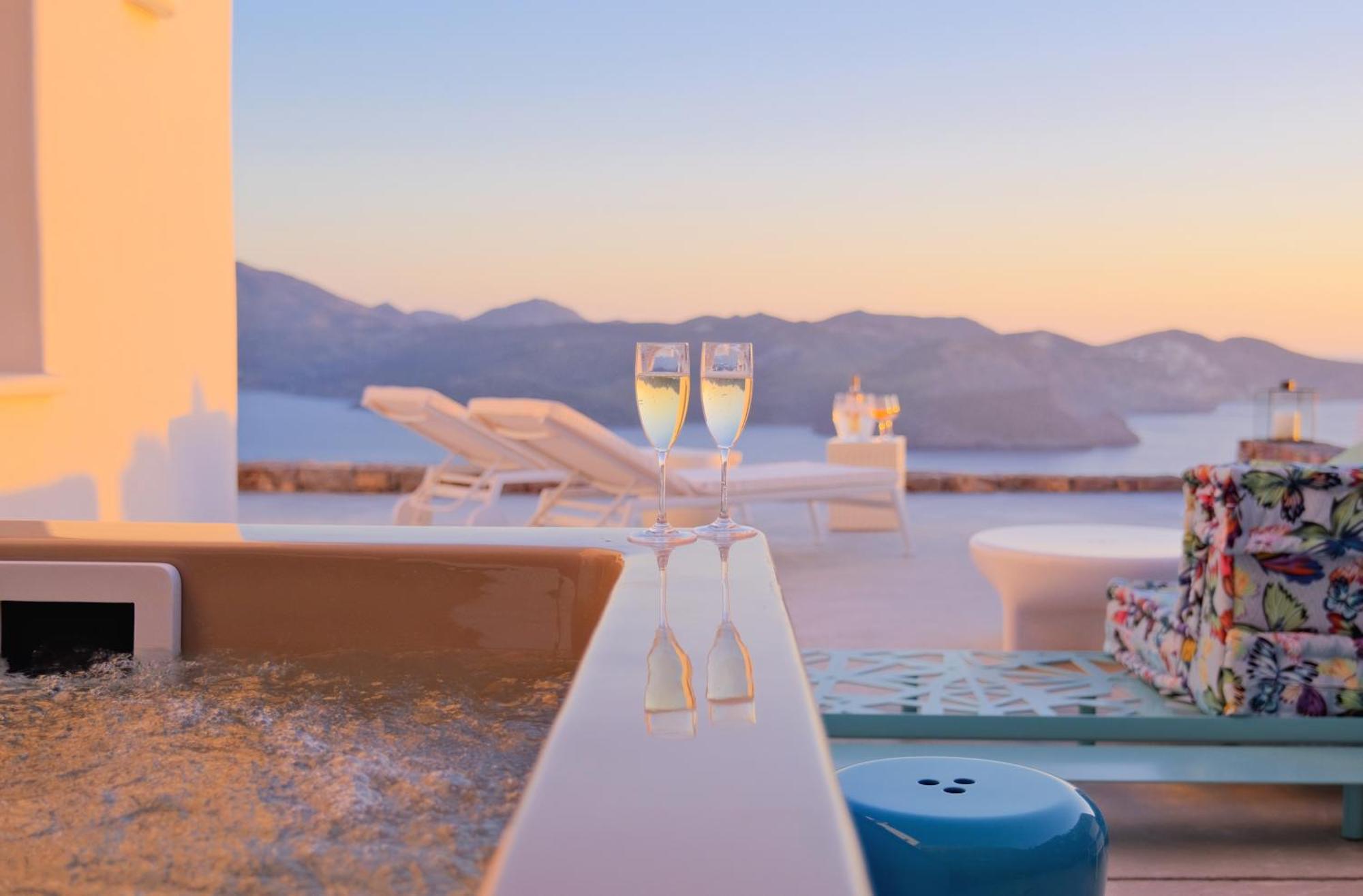 Odyssey Rock Milos Sunset Suites Plaka  Exterior foto