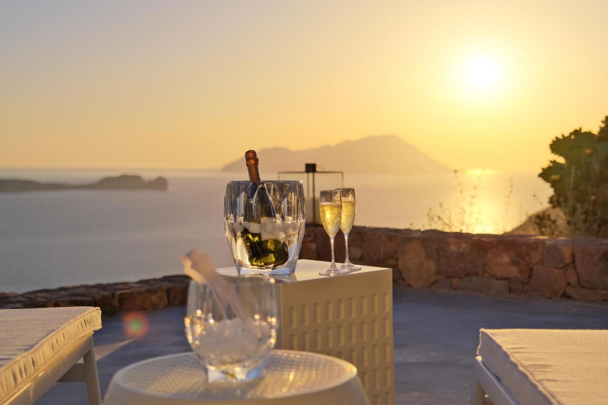 Odyssey Rock Milos Sunset Suites Plaka  Zimmer foto