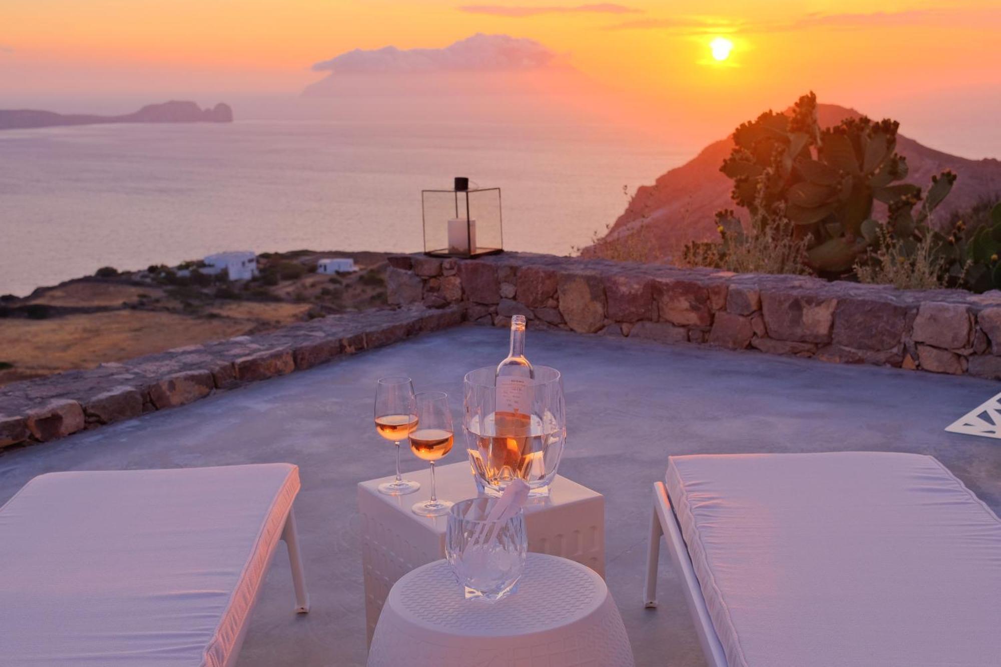 Odyssey Rock Milos Sunset Suites Plaka  Zimmer foto